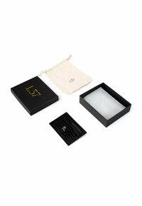 Zwarte rechthoekige doos met gouden 'L37' logo, inclusief een crèmekleurige trekkoorden zak en een zwarte gestructureerde kaarthouder met gouden accent.