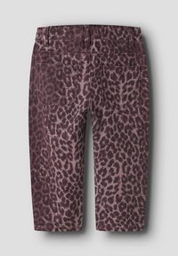 Leopardimustriga lühikesed püksid, millel on kaks taga asuvat kotti ja vöölõngad, lilla ja tumpruuni tooni.