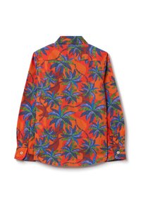 Camisa de manga corta con un vibrante fondo naranja, adornada con grandes patrones de palmeras azules y verdes y sutiles acentos de texto.