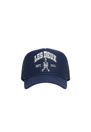 Marineblå baseballkasket med en ensfarvet frontpanel og net på siderne. Har hvidt broderet tekst "LES DEUX" og et logo. Buet skygge.