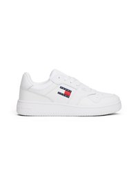 Hvid sneaker lavet af glat læder. Har en gummisål, snørebånd foran og en logo-tags i rød, hvid og blå på siden.