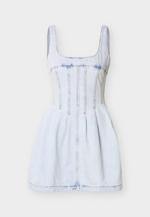 Mini-robe en denim bleu clair avec larges bretelles, corsage ajusté de style corset et jupe évasée.