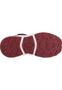 Röd gummisula med ett strukturerat mönster för grepp, omgiven av vit mellansula. Har varumärkesdetalj. Lämplig för utomhusbruk.