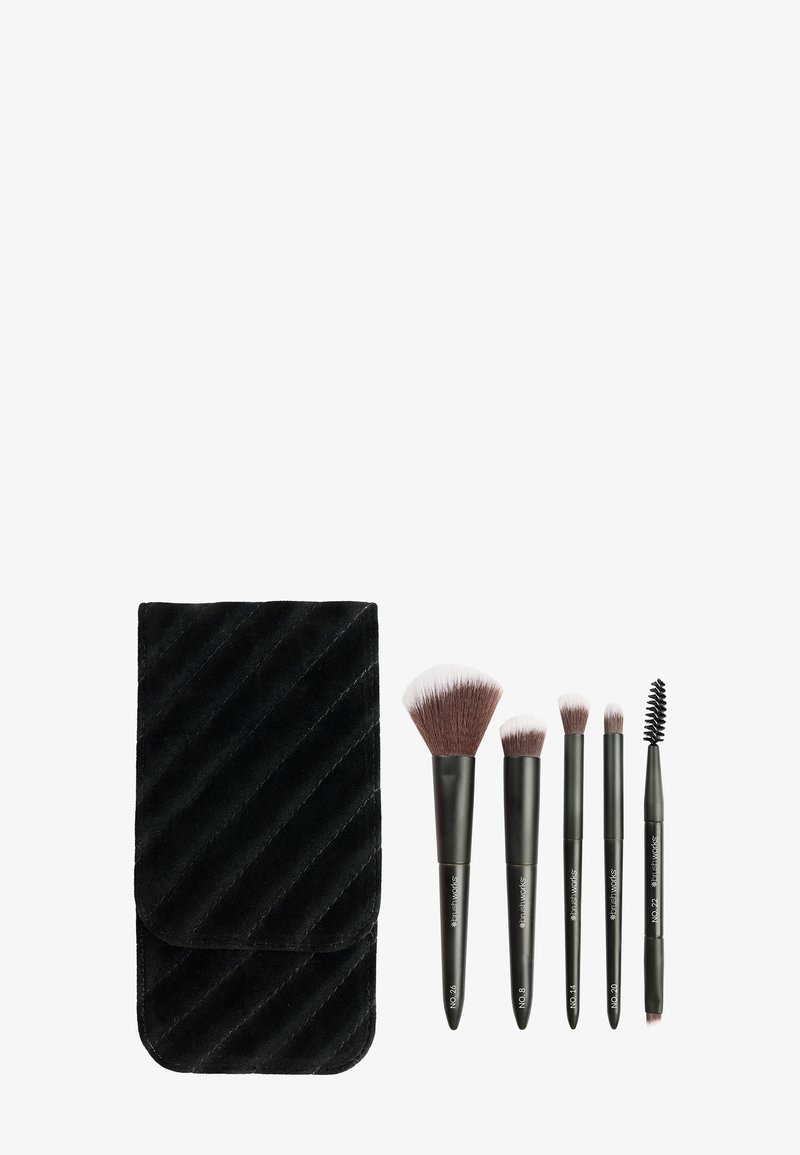 Fünf Make-up-Pinsel in unterschiedlichen Größen, schwarz mit synthetischen Borsten, untergebracht in einem schwarzen, gesteppte Etui mit glatter Textur und abgerundeten Ecken.