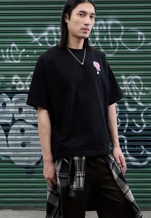 KEEP CHASING UNISEX - T-shirt estampada - black