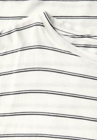 Witte katoenen t-shirt met horizontale marineblauwe strepen, een ronde hals en een zachte textuur. Bevat een gladde afwerking langs de halslijn.
