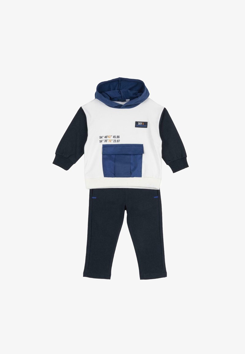 Ensemble deux pièces pour enfants avec pantalon bleu marine et sweat à capuche blanc avec manches bleu marine, poche avant et texte imprimé avec des coordonnées.