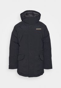 Veste d'hiver rembourrée noire avec capuche, deux poches à rabat à l'avant et un écusson logo sur la poitrine haute.