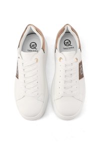 Sneakers bianchi in pelle con dettagli dorati, punta arrotondata, lacci con sette fori e un dettaglio testurizzato sul lato. Logo del marchio visibile sulla soletta.