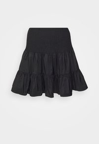 Zwarte gelaagde mini-jurk met smocktaille en samengevoegde stoflagen, weergegeven op een effen witte achtergrond.