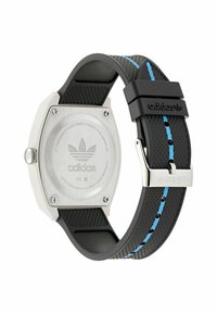 Montre Adidas avec un bracelet en caoutchouc noir, des coutures bleu accentuées et un dos en acier inoxydable. Présente un design de boîtier carré et un logo.