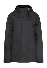 Chaqueta negra impermeable con capucha, cordón ajustable, dos bolsillos frontales y cierre de cremallera, que presenta una textura lisa y mate, además de un diseño sencillo.
