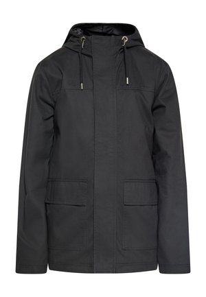 Crna nepropusna jakna sa kapuljačom, komandom za zatezanje, dva prednja džepa i zatvaranjem na rajsferšlus, s glatkom, mat teksturom i jednostavnim dizajnom.