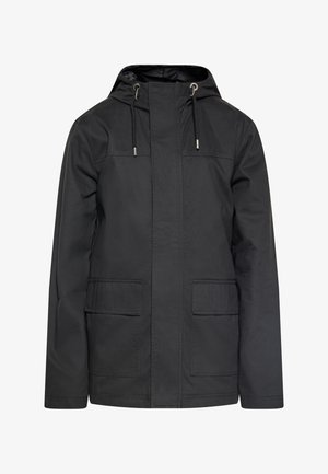 Czarna wodoodporna kurtka z kapturem, sznurkiem, dwoma przednimi kieszeniami i zapięciem na zamek, z gładką, matową teksturą i prostym designem.