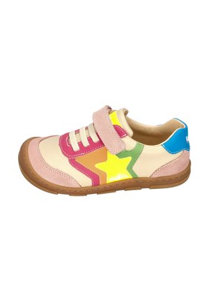 Kindersneaker mit beiger Basis, pinken Wildlederakzenten, mehrfarbigem Stern und Streifen, blauem Absatz, brauner Sohle, Klettverschluss und elastischen Schnürsenkeln.