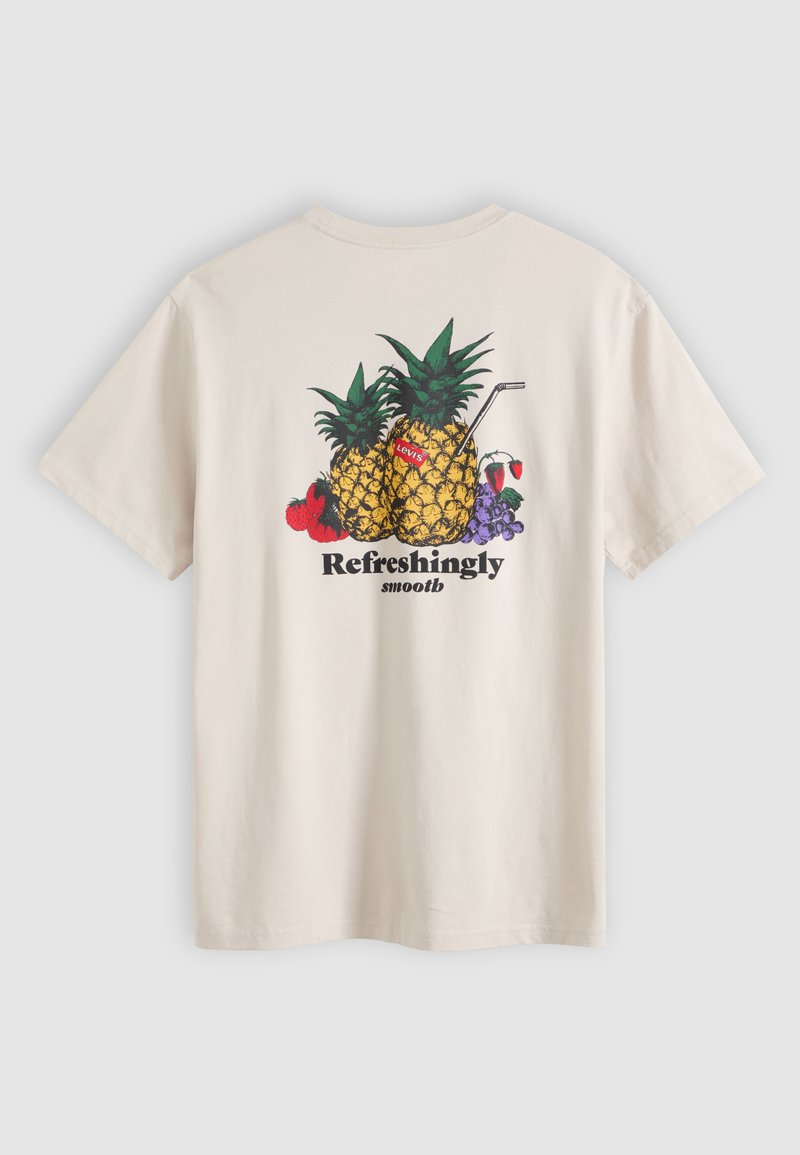 Camiseta beige con dibujo de dos piñas, fresas, uvas y una pajita, con el texto "Refrescantemente suave" en la parte posterior.