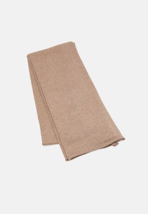 Écharpe tricotée de couleur marron clair, pliée soigneusement sur un fond blanc, avec une texture côtelée visible le long des bords.