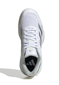 Weißer Sportschuh mit Mesh-Obermaterial, versehen mit schwarzen und grünen Akzenten. Dicke Gummisohle und strukturierte Schnürsenkel. Leichtes Design.