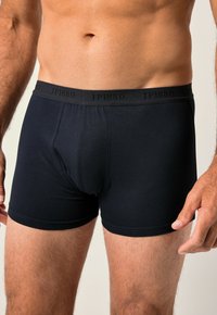 Boxers de algodón negros con una cinturilla que presenta el logo "JP1880". La tela parece suave y tiene un diseño ajustado con un bolsillo delantero.
