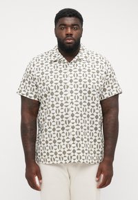 Kurze Ärmel Button-up-Hemd mit geometrischem Muster in Erdtönen, aus leichtem Stoff gefertigt, mit regulärem Kragen und Knopfschluss.