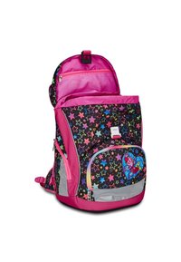 Zaino nero con motivo di stelle colorate, dettagli rosa, scomparti multipli e una grafica di farfalla sul davanti.