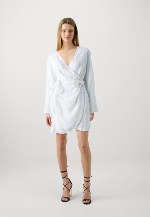 Gina Tricot FLORAL WRAP DRESS - Dienas kleita - offwhite