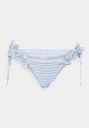 Lys blå crochted bikini bund med et struktureret design og blomsterdetaljer i hver side samt justerbare snore for en perfekt pasform.