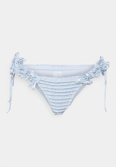 Ανοιχτό μπλε σχέδιο κροκέ μπικίνι κάτω μέρος με υφή και λουλουδάτες λεπτομέρειες σε κάθε πλευρά και ρυθμιζόμενες γραμμές για καλύτερη εφαρμογή.