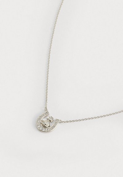 Collar de cadena de plata con un colgante en forma de herradura decorado con pequeños cristales transparentes sobre un fondo blanco liso.