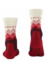 Knielange Socken in Rot und Creme mit einem Bergmuster und dem Markennamen "FALKE" am Bündchen; aus einem strukturierten Strickmaterial gefertigt.