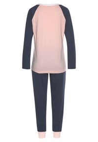 Zweiteiliges Loungewear-Set bestehend aus einem langärmligen Oberteil in Hellrosa und Dunkelblau, kombiniert mit dunkelblauen Hosen und hellrosa Bündchen.