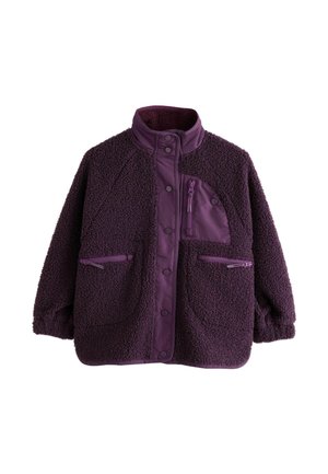 Lila Fleecejacke mit hohem Kragen, Druckknöpfen und drei Reißverschlusstaschen vorne, eine auf der Brust und zwei an der Taille.
