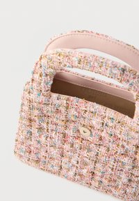 Borsa in tweed rosa pastello con accenti dorati e blu, caratterizzata da una forma strutturata, manici corti e chiusura a scatto.