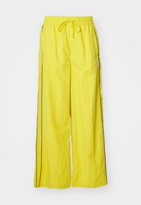 Unselected, fresh pear