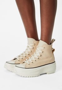 Converse RUN STAR HIKE - Sapatilhas de cano alto - light twine/natural ivory/egret