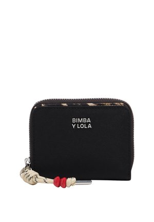 Cartera rectangular negra con cremallera y logo "BIMBA Y LOLA", con un cordón de tela beige y dos cuentas rojas sobre fondo blanco.