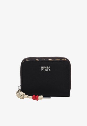 Cartera rectangular negra con cremallera y logo "BIMBA Y LOLA", con un cordón de tela beige y dos cuentas rojas sobre fondo blanco.