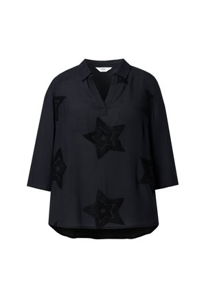Zwarte blouse met een V-hals, driekwart mouwen en textuur zwarte sterapplicaties. Lichtgewicht stof, iets langere achterzoom.