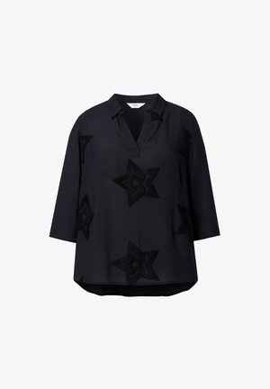 Sort bluse med V-udskæring, trekvartlange ærmer og teksturerede sorte stjernedekorationer. Letvægtsstof, lidt længere bageste kant.