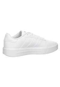 Zapatillas blancas con parte superior sintética, suela plana de goma, punta redondeada y diseño de tres rayas en el lateral. Cierre de cordones en la parte frontal y cuello acolchado.