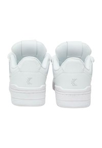 Hvide sneakers med en glat læderfinish, polstret ankelstøtte og teksturerede detaljer ved hælen og tungen. Gummisål med logo-detalje.