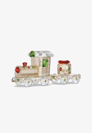 Klarer Kristallspielzeug-Zug mit roten und grünen Edelstein-Akzenten, bestehend aus einer Lokomotive und einem einzelnen Wagen, der eine eingewickelte Geschenkbox trägt.
