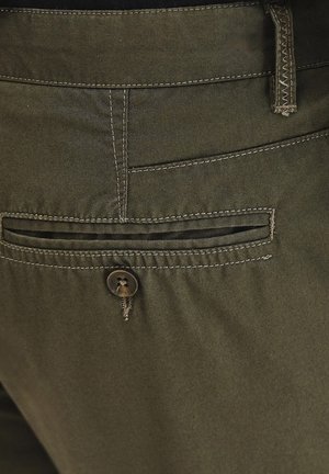 Jasnooliwowe bawełniane spodnie z tylną kieszenią zapinaną na guzik oraz kontrastowymi szwami wzdłuż szwów. Miękka tekstura, casualowy design.