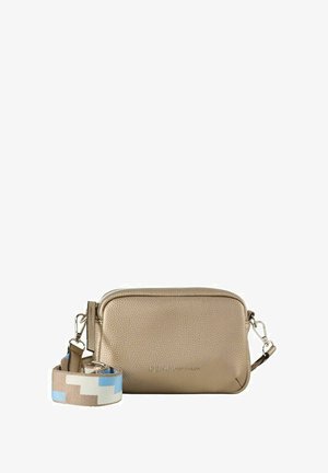 Metaliczna złota torebka crossbody o fakturowanej powierzchni, z zamkiem błyskawicznym i wzorzystym paskiem w odcieniach beżu i jasnoniebieskiego.