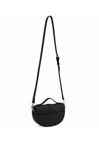 Schwarze Crossbody-Tasche mit runder Form, glatter Textur, flachem Klappverschluss und abnehmbarem Riemen mit goldfarbenen Beschlägen.