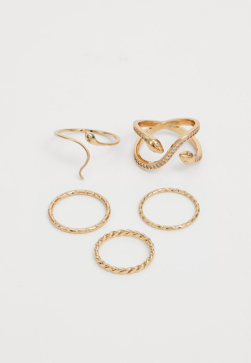 Sæt med fem guld ringe, inklusive en snoet ring formet som en slange med smaragd accenter og tre glatte, snoede bånd.
