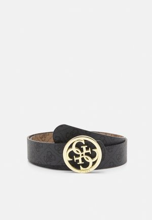 Ceinture de créateur noire avec texture sombre à motifs et grande boucle ronde dorée avec des lettres entrelacées.
