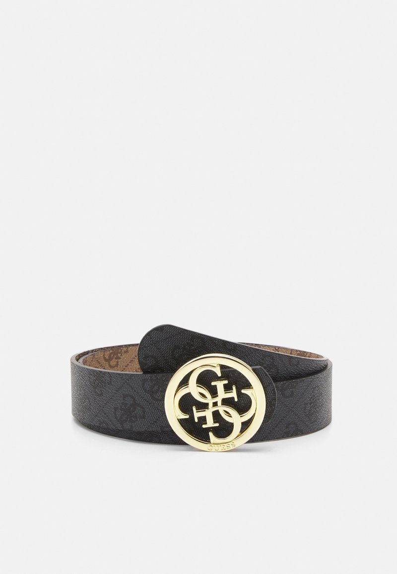 Ceinture de créateur noire avec texture sombre à motifs et grande boucle ronde dorée avec des lettres entrelacées.