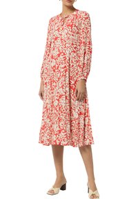 Maxi-Kleid in korallenfarbenem und weißen Blumenmuster, langärmlig, runder Halsausschnitt mit Schlüssellochdetail, leichtes Material, fließende Silhouette.
