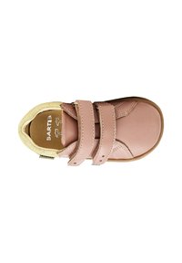 Scarpa in pelle rosa antico per bambini, con due cinturini in velcro e colletto imbottito beige, vista dall'alto.